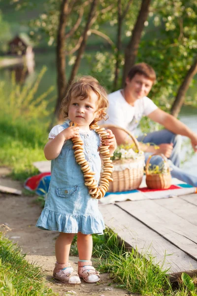 Familie beim Picknick — Stockfoto