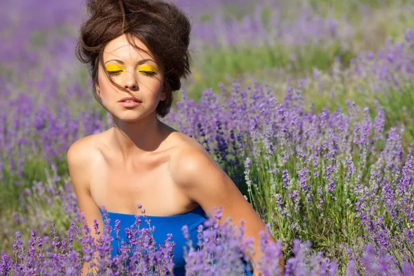 Flicka på lavendel fält — Stockfoto