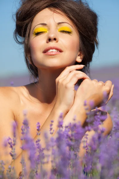 Menina no campo de lavanda — Fotografia de Stock