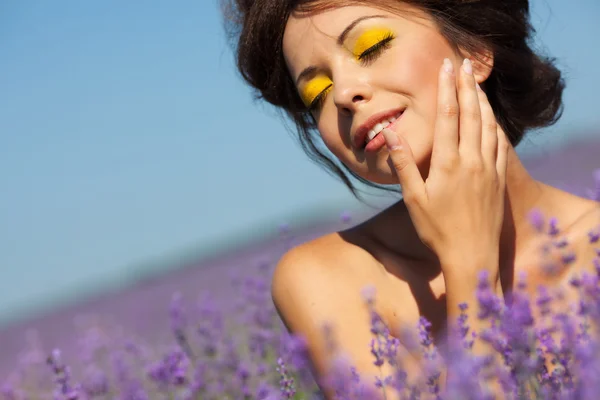 Menina no campo de lavanda — Fotografia de Stock