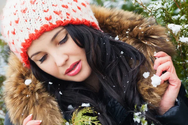 Mädchen im Winterpark — Stockfoto