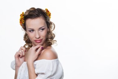 Krizantem çelenk ile kız