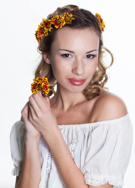 Girl with chrysanthemum wreath — Stock Photo, Image