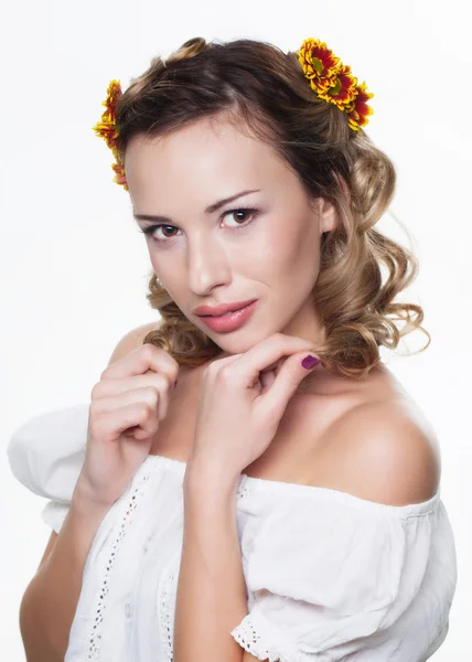 Girl with chrysanthemum wreath — Stock Photo, Image