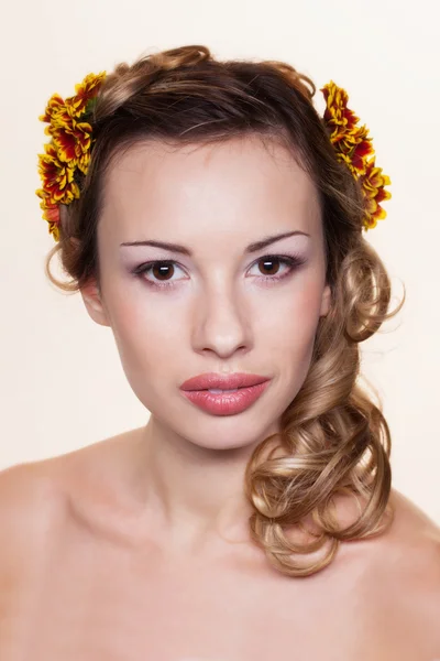 Дівчина з хризантемою вінок — стокове фото