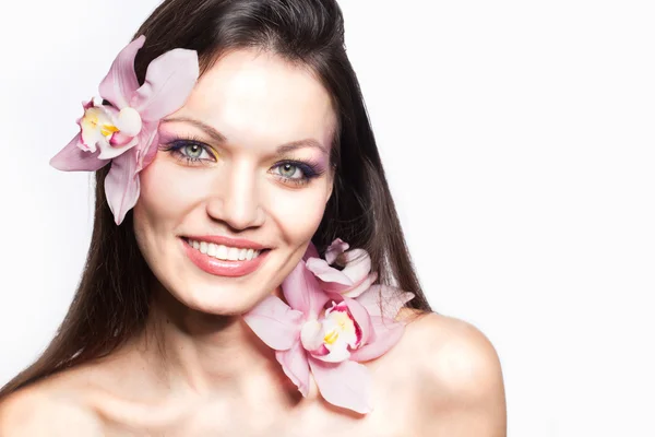 Chica con flores de orquídea en el pelo — Foto de Stock