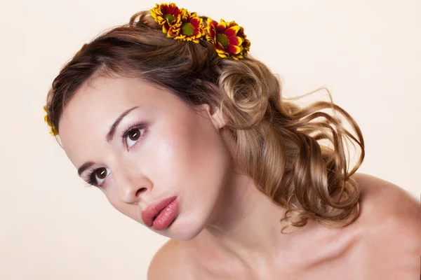 Girl with chrysanthemum wreath — Stock Photo, Image