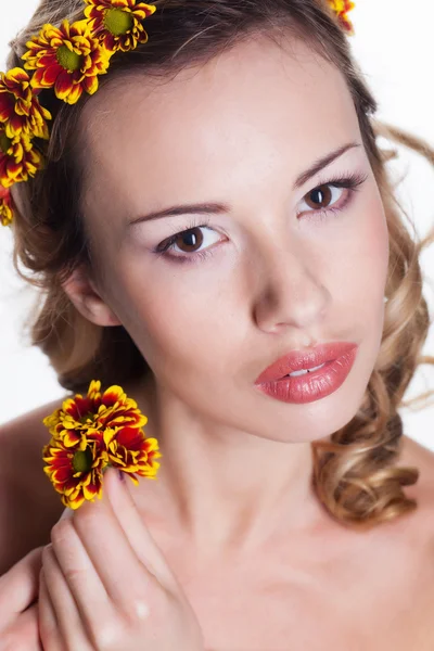 Chica con corona de crisantemo Imágenes de stock libres de derechos