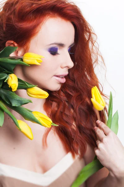 Menina com flores de tulipa — Fotografia de Stock