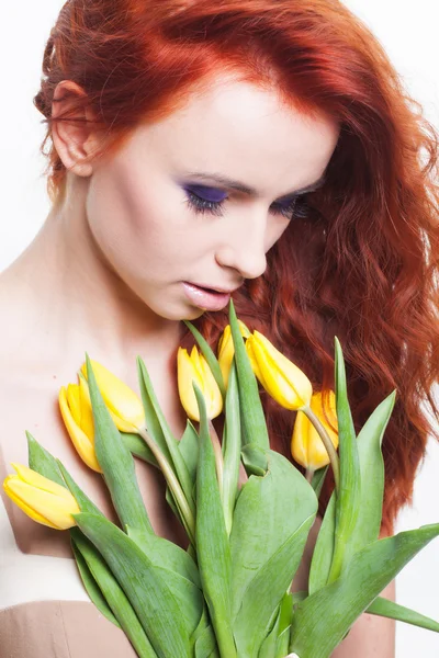 Femme avec des fleurs de tulipes — Photo