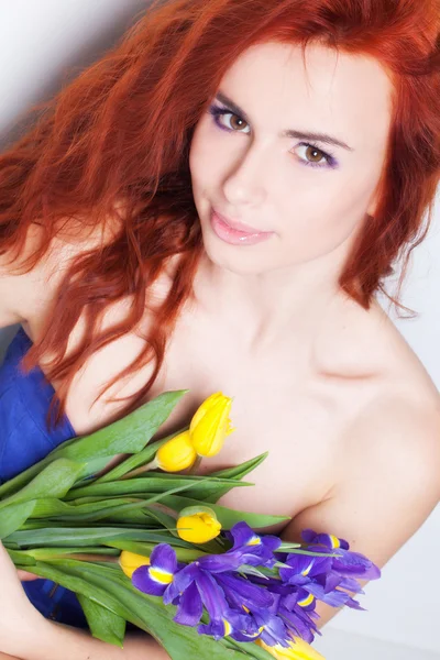 Menina com tulipa amarela — Fotografia de Stock