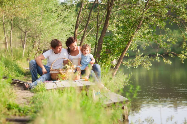 Familjen på picknick — Stockfoto