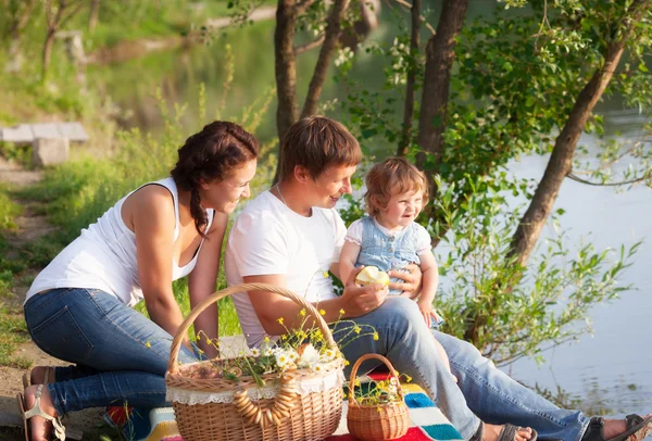 Familjen på picknick — Stockfoto