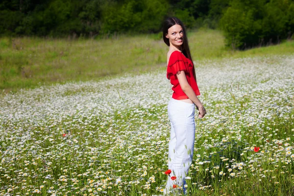 초원에 여자 — 스톡 사진