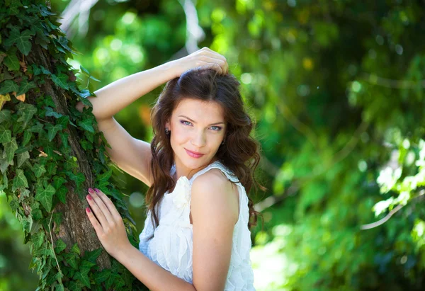 Chica en el bosque — Foto de Stock