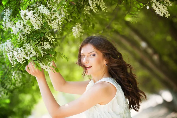 Flicka i blommande trädgård — Stockfoto