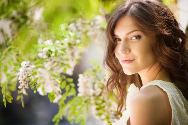 Chica en el jardín floreciente — Foto de Stock