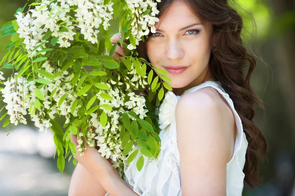 Flicka i blommande trädgård — Stockfoto