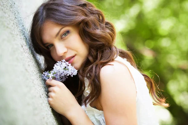 Fille dans le jardin en fleurs — Photo