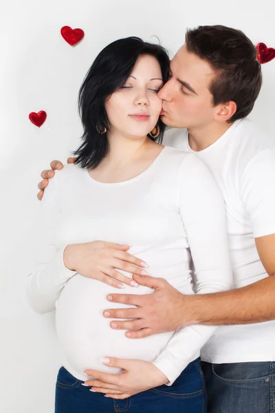 怀孕的女人和男人在一起 — 图库照片