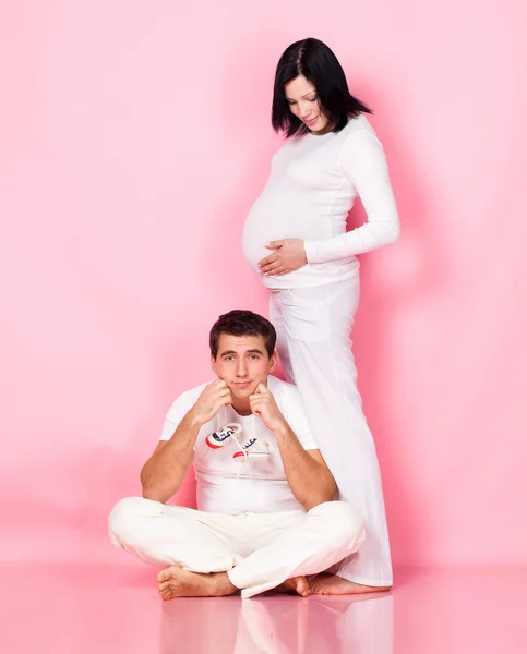 Madre embarazada y padre feliz — Foto de Stock