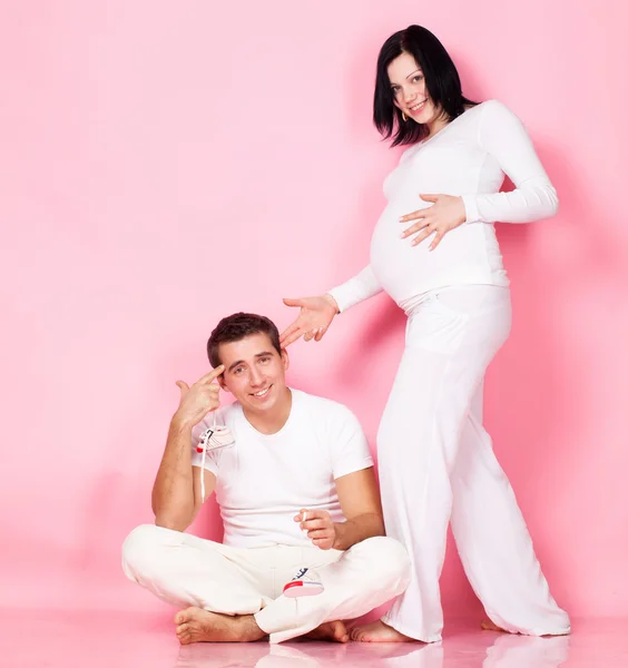 Pregnant mother and happy father — Stock Photo, Image