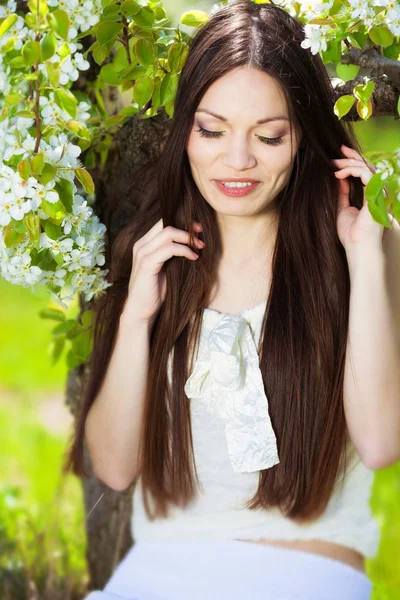 Vrouw in bloesem tuin — Stockfoto