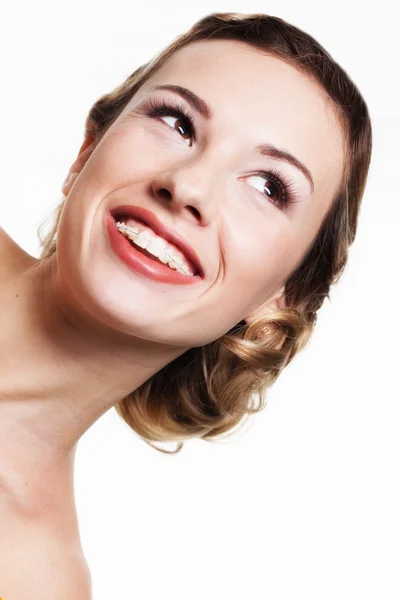 Diş telleriyle gülümse.