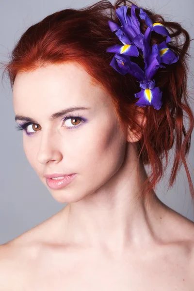 Retrato com flores no cabelo — Fotografia de Stock