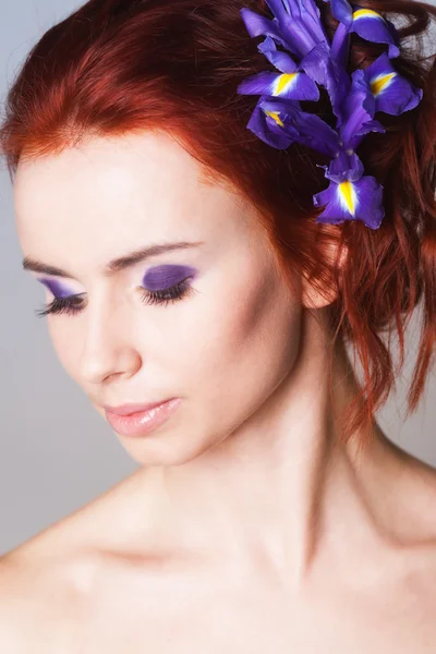 머리에 꽃으로 초상화 — 스톡 사진