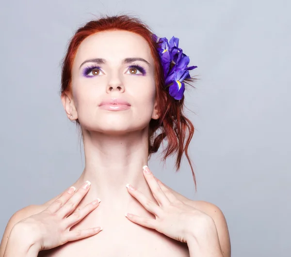 Retrato com flores no cabelo — Fotografia de Stock