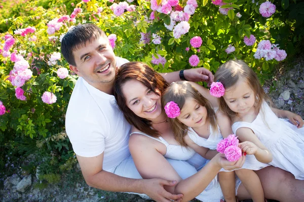 Família no jardim de rosas — Fotografia de Stock