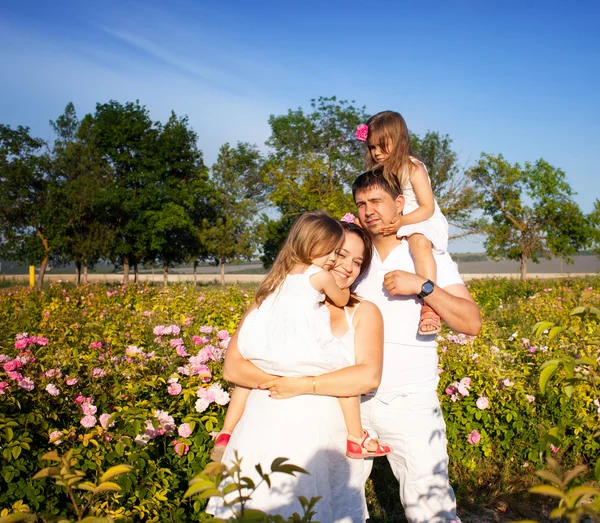 Familie im Rosengarten — Stockfoto