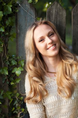 kadının yanına ahşap çit