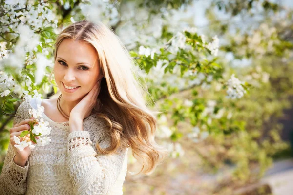 Vrouw in de buurt van bloesem boom — Stockfoto