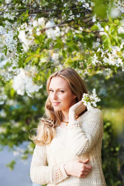 Vrouw in de buurt van bloesem boom — Stockfoto