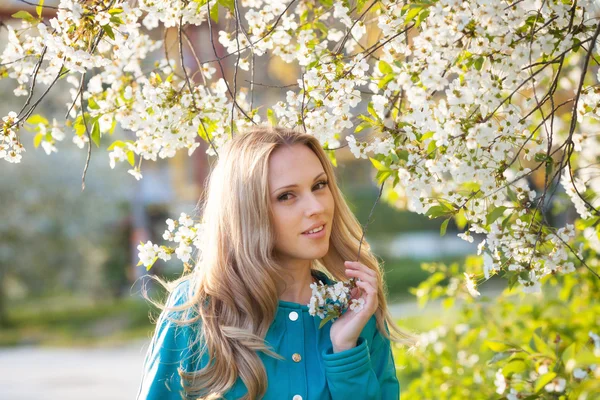 Vrouw in de buurt van bloesem boom — Stockfoto