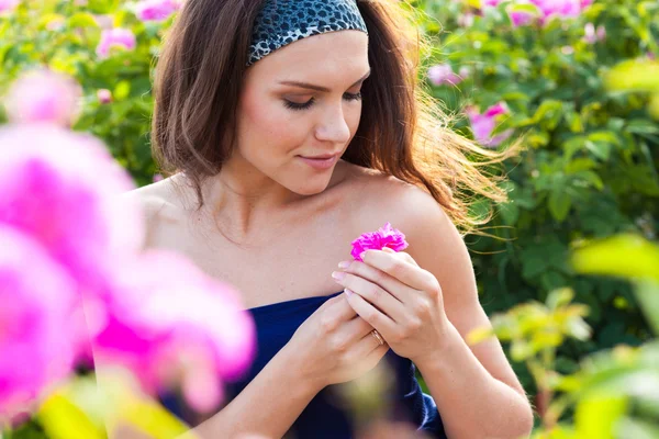 Mujer en jardín de rosas — Foto de Stock