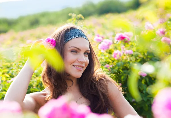 Vrouw in rozentuin — Stockfoto