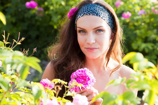 Mujer en jardín de rosas —  Fotos de Stock