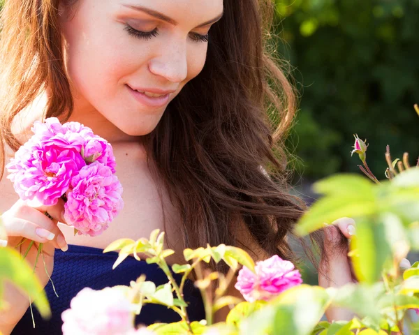 Woman in rose garden — Stock Photo, Image