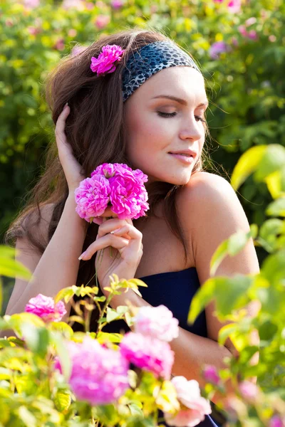 Mujer en jardín de rosas — Foto de Stock