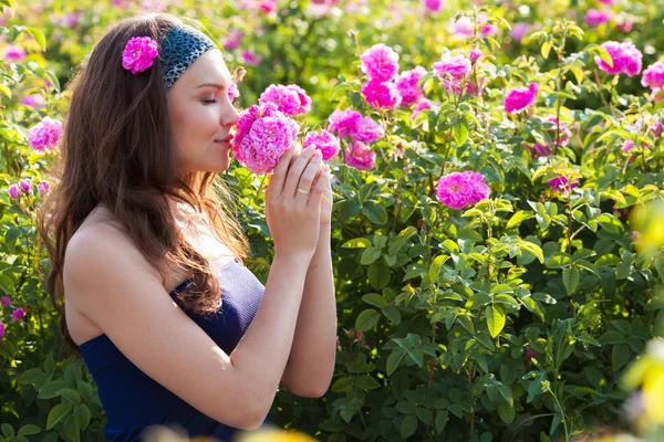 Mujer en jardín de rosas — Foto de Stock