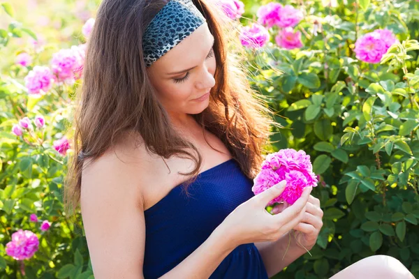 Mujer en jardín de rosas —  Fotos de Stock