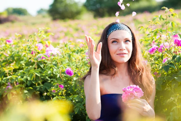 Vrouw in rozentuin — Stockfoto