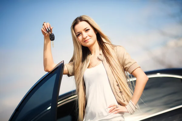 Menina com chave de carro Fotos De Bancos De Imagens