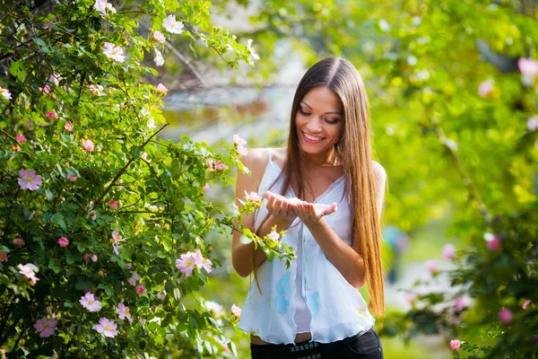 Donna vicino fiore di rosa — Foto Stock