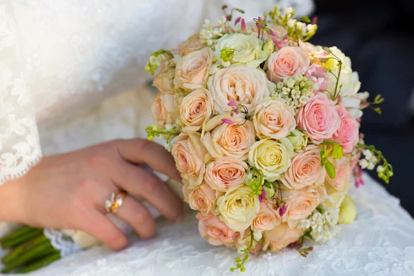 Bridal bouquet of roses — Stock Photo, Image