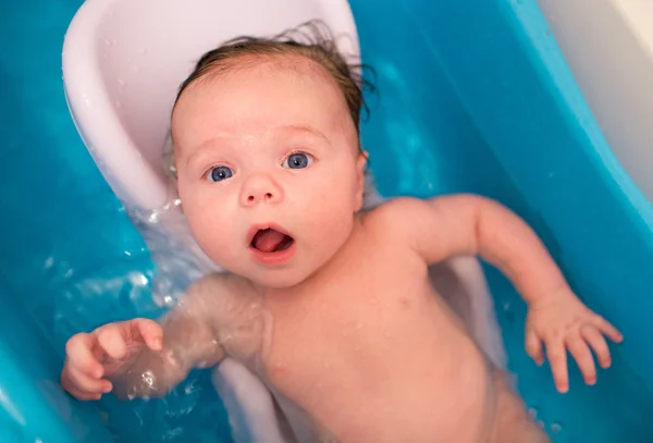 Lavagem do bebê em banho azul — Fotografia de Stock