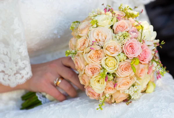 Bouquet de roses pour mariée — Photo